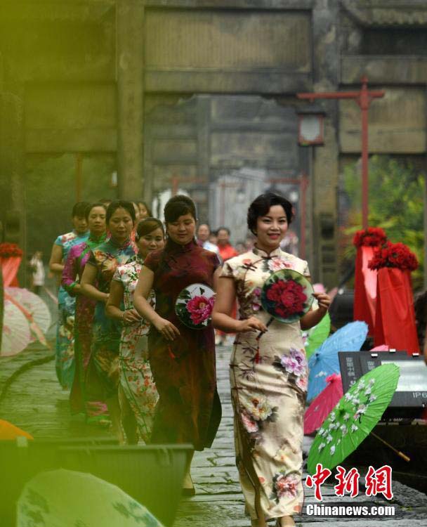 隆昌県の牌坊老街で華やかなチャイナドレスショー開催　四川省