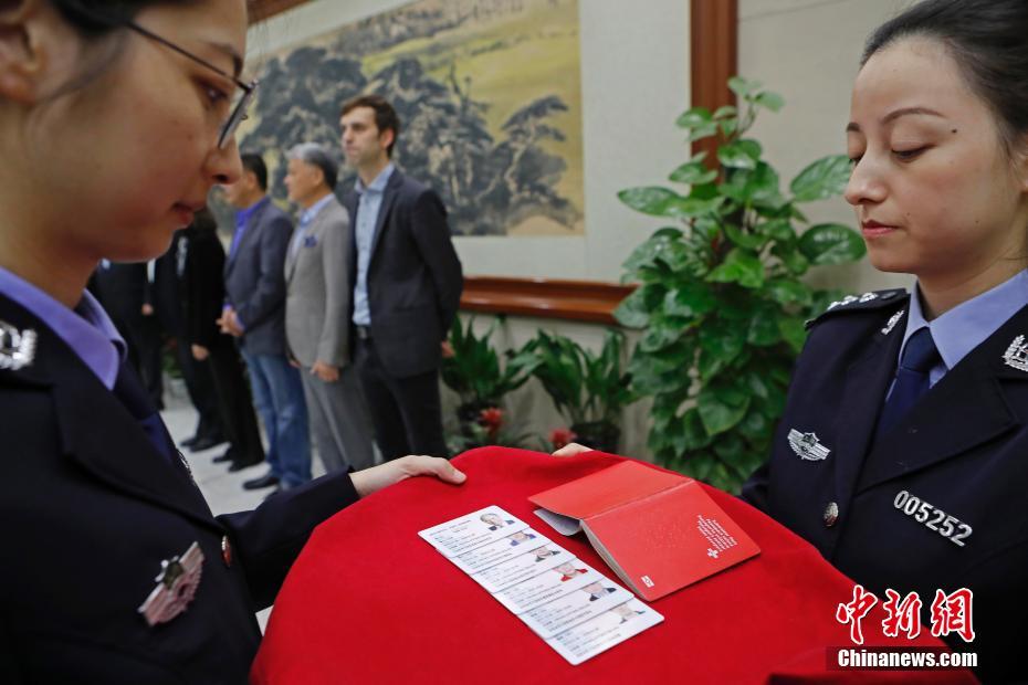 上海で外国人永久居留身分証交付式 外国人6人が永久居留身分証取得
