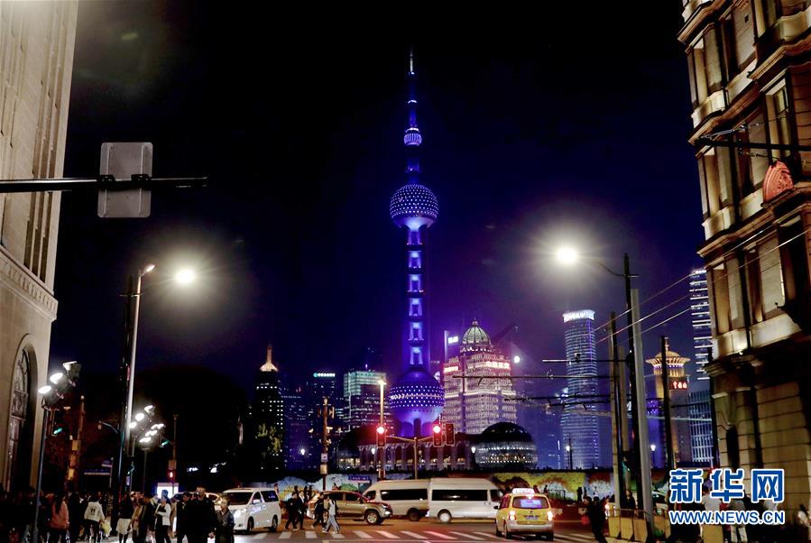 上海市の東方明珠塔が青色にライトアップ 「世界自閉症啓発デー」