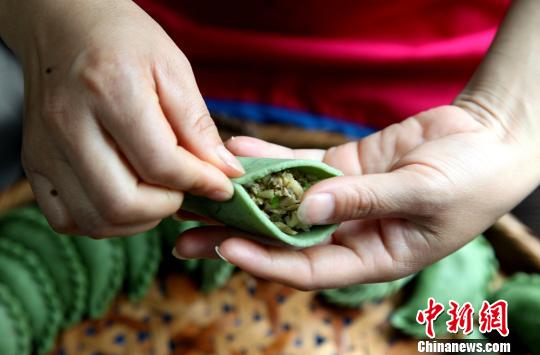 春の芽吹き感じさせる緑の餃子 中国南方で清明節に食べる伝統料理