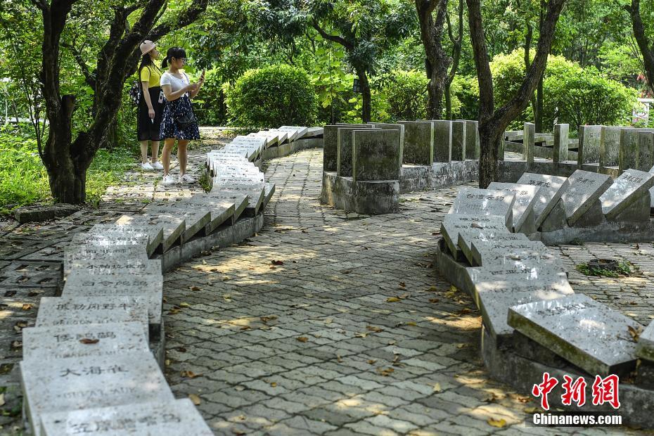 世界で絶滅してしまった動物の墓石モニュメントが並ぶ広州市の公園