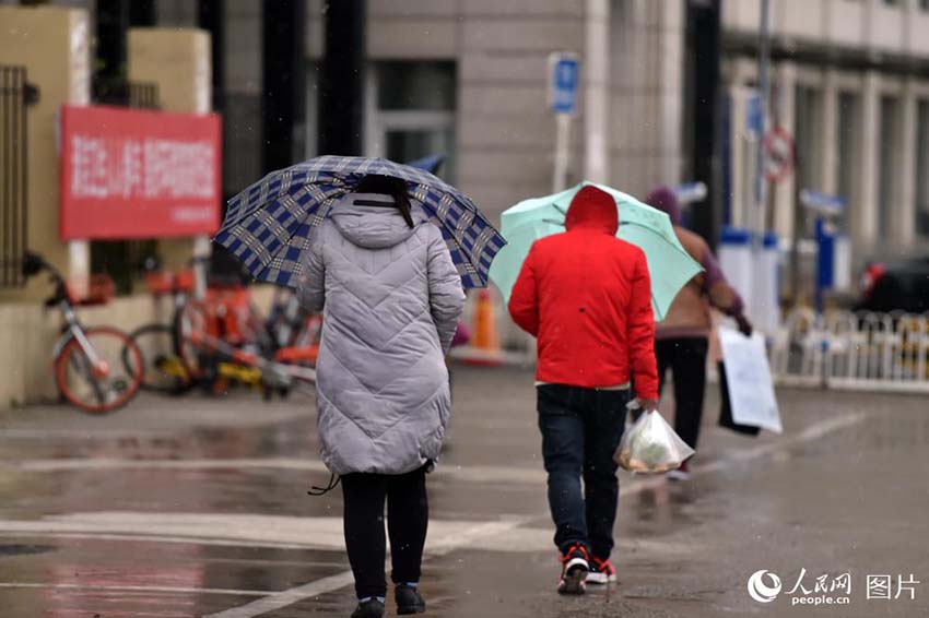 寒気の影響で北京市で気温が一気に低下　市内では一時みぞれも