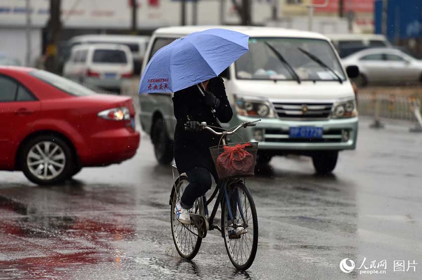 寒気の影響で北京市で気温が一気に低下　市内では一時みぞれも