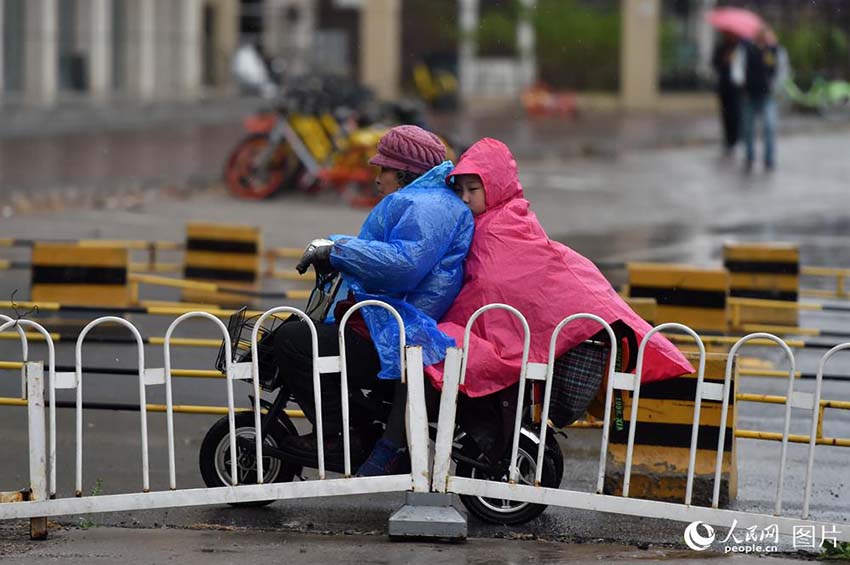 寒気の影響で北京市で気温が一気に低下　市内では一時みぞれも