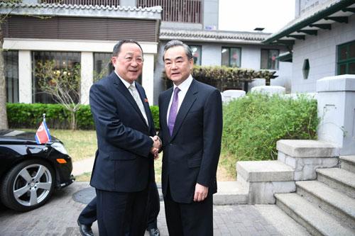 王毅外交部長が朝鮮外相と会談