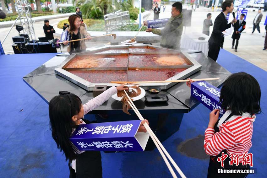 直径3メートルの巨大火鍋で「火鍋の宴」　雲南省