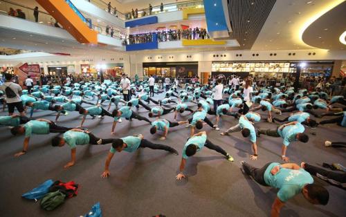「300人同時に片手腕立て伏せ」でギネス世界記録更新　香港地区