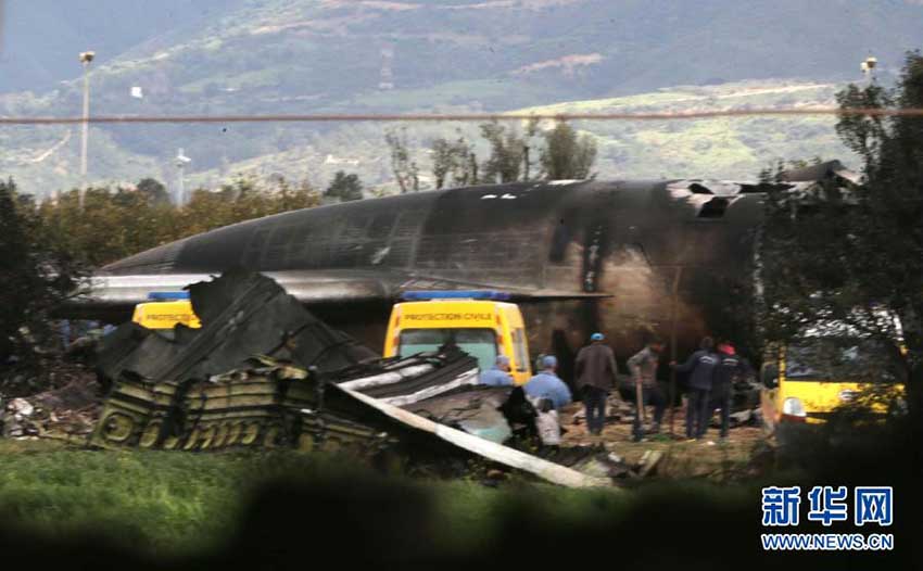 アルジェリアで軍用機墜落事故　257人が死亡