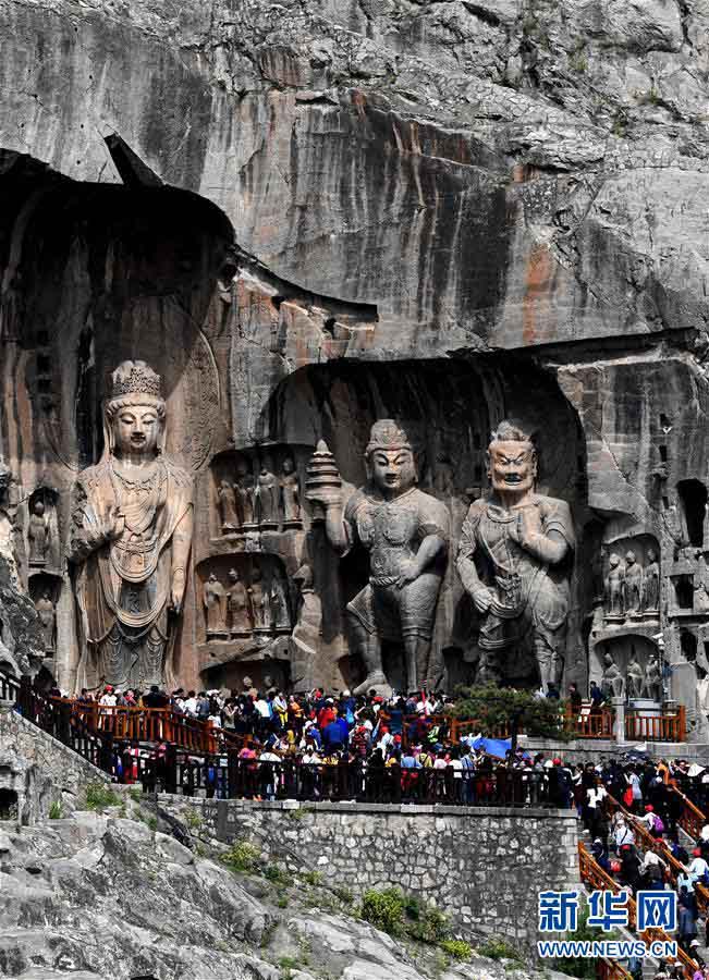 洛陽市の龍門石窟が観光オンシーズンに突入　河南省