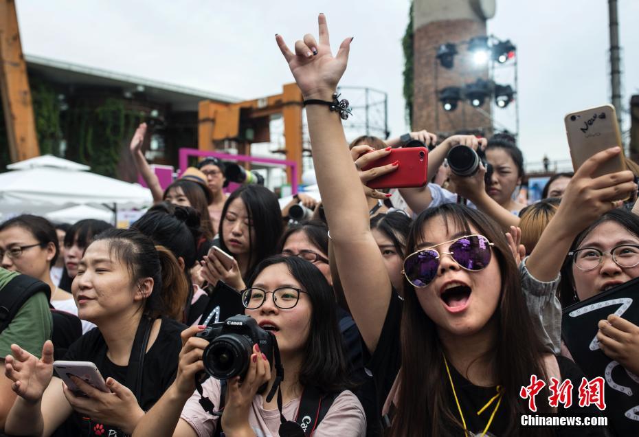 中国で加熱するアイドルの追っかけ　巨大なファン産業を形成
