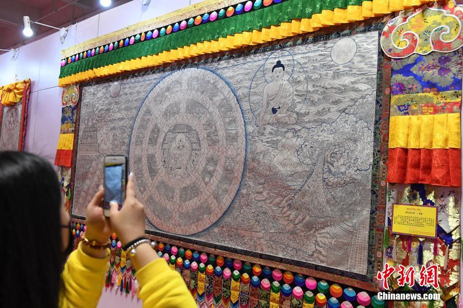 蘭州市の芸術コレクション博覧会で世界最大の銀色タンカ展示　甘粛省