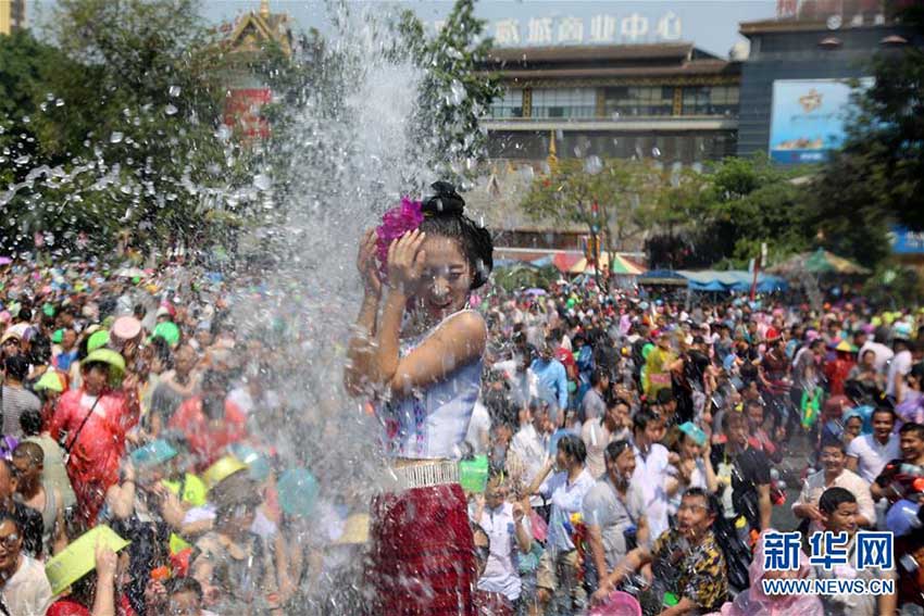新年祝い水をかけ合う独特なイベント・雲南省西双版納の水かけ祭り