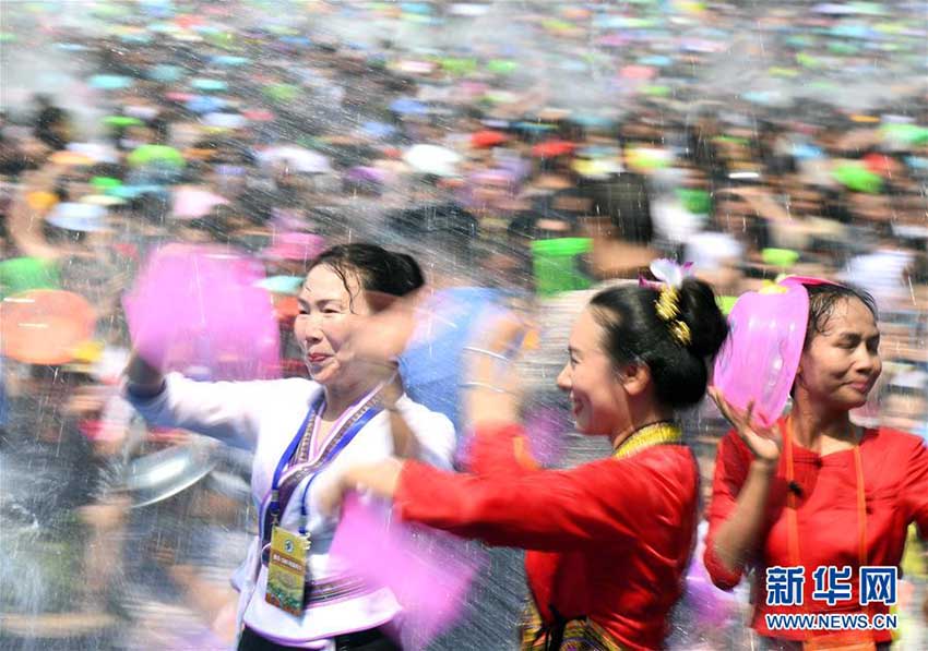 新年祝い水をかけ合う独特なイベント・雲南省西双版納の水かけ祭り