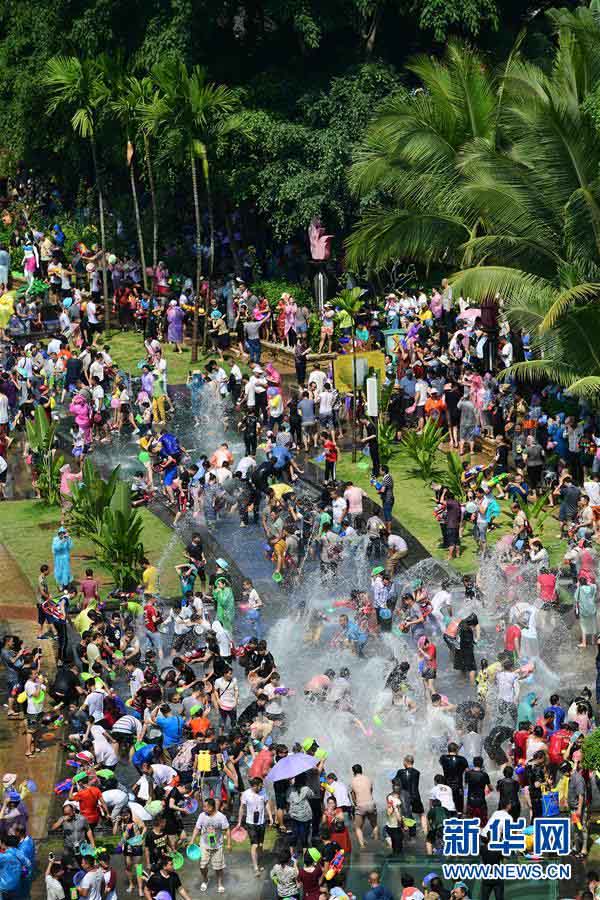 新年祝い水をかけ合う独特なイベント・雲南省西双版納の水かけ祭り