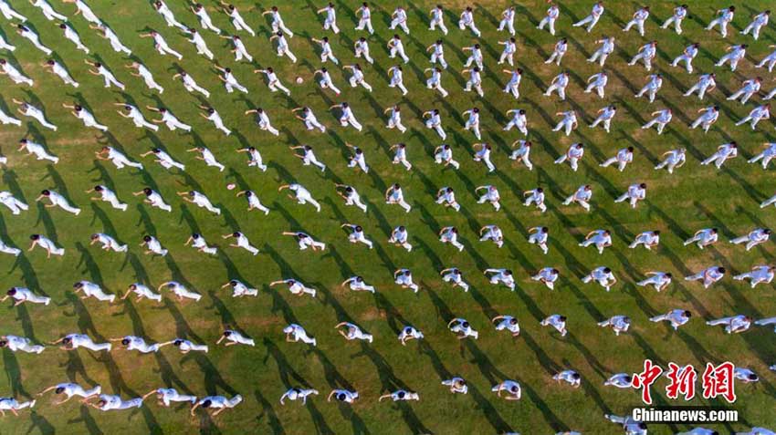 千人で一斉に披露する圧巻の太極拳を空撮　海南省三亜市