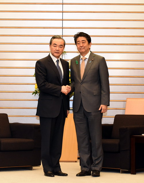 日本の安倍晋三首相が王毅外交部長と会談