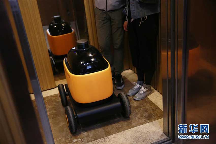 エレベーターと連動して配達先へ　南京に配達ロボットが登場