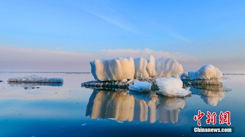 中国とロシアの国境沿いの湖で氷と水が織りなす不思議な景観現る