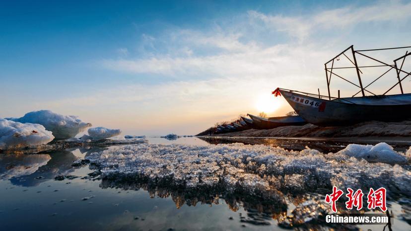 中国とロシアの国境沿いの湖で氷と水が織りなす不思議な景観現る