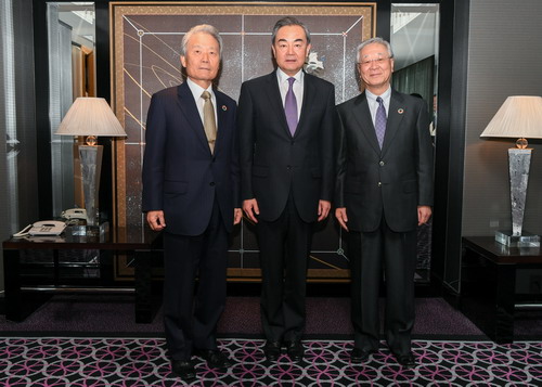 王毅外交部長が日本経団連会長らと会見　自由貿易を共に促進