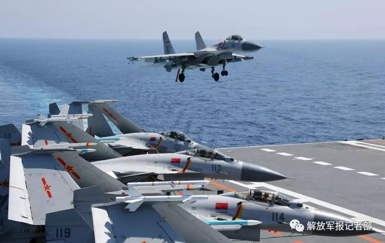 中国海軍の空母編隊が実戦的訓練で作戦能力を強化