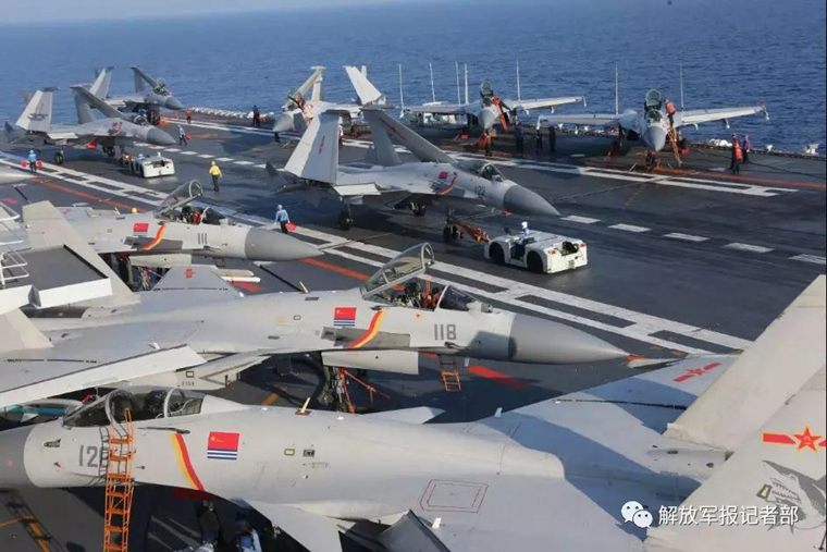 中国海軍の空母編隊が実戦的訓練で作戦能力を強化