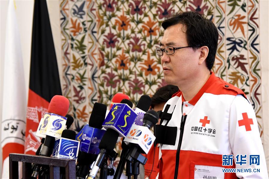 アフガニスタン首都・カブールで行われた記者会見でスピーチをする、国際医療救援チームのリーダーで、中国赤十字基金会の常務副理事長兼秘書長の孫碩鵬氏（4月17日撮影・代賀）。