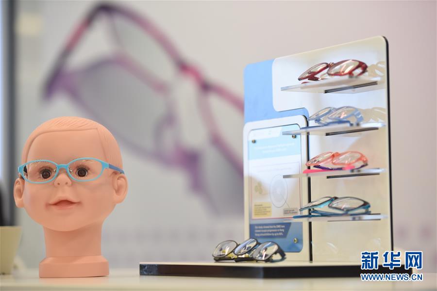 香港理工大学が子供の視力低下抑えるメガネ開発