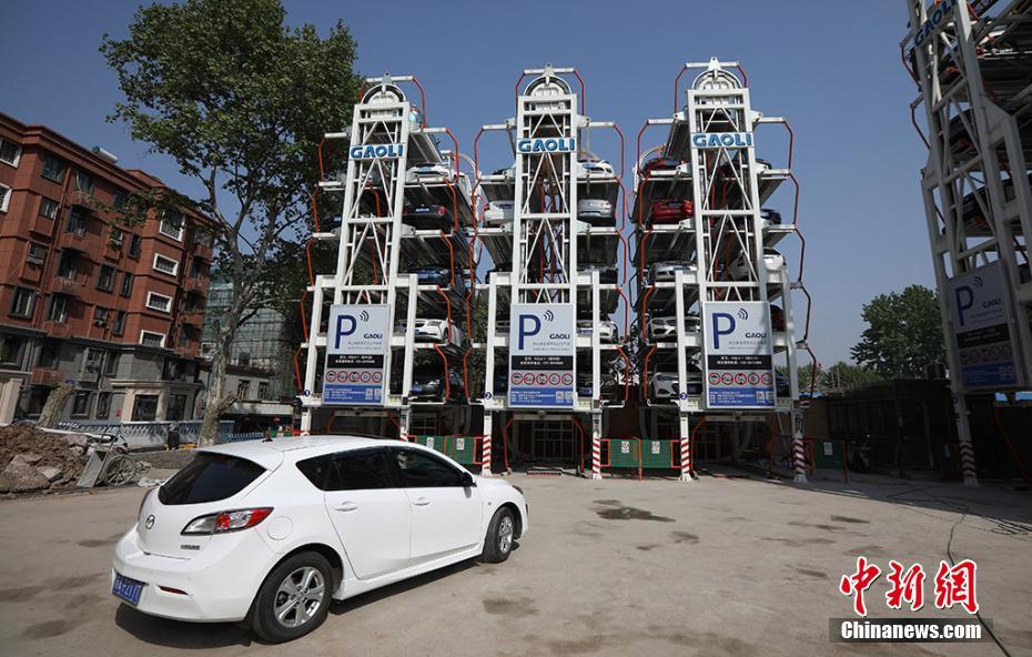 まるで観覧車！駐車場不足を解消するゴンドラ式立体駐車場 南京市