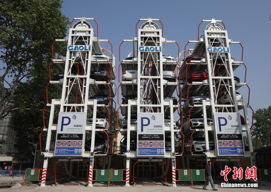 まるで観覧車！駐車場不足を解消するゴンドラ式立体駐車場 南京市
