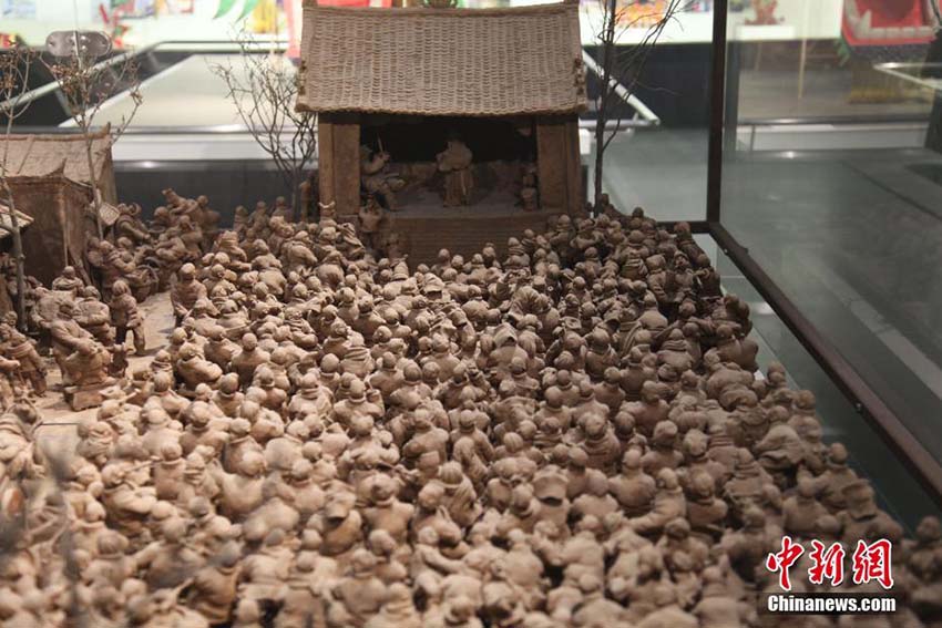 懐かしい風景をリアルに再現　西安の美術館で大型泥人形アート作品展