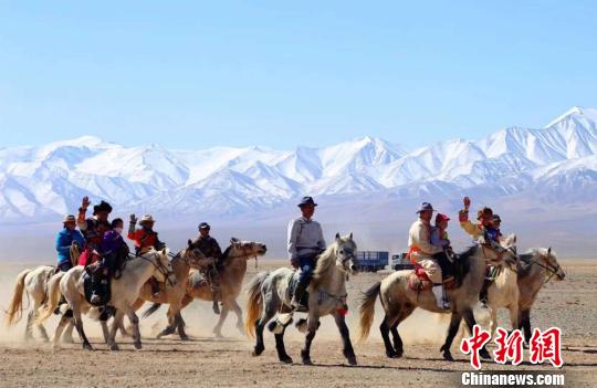 立ちのぼる砂煙　甘粛省酒泉市で人気上昇中の伝統スポーツ・競馬