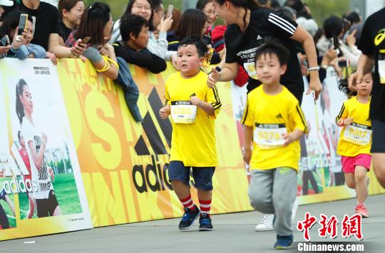 スターターの音と共に元気に走り出す子供たち　上海ちびっ子ミニマラソン