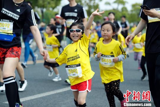 スターターの音と共に元気に走り出す子供たち　上海ちびっ子ミニマラソン