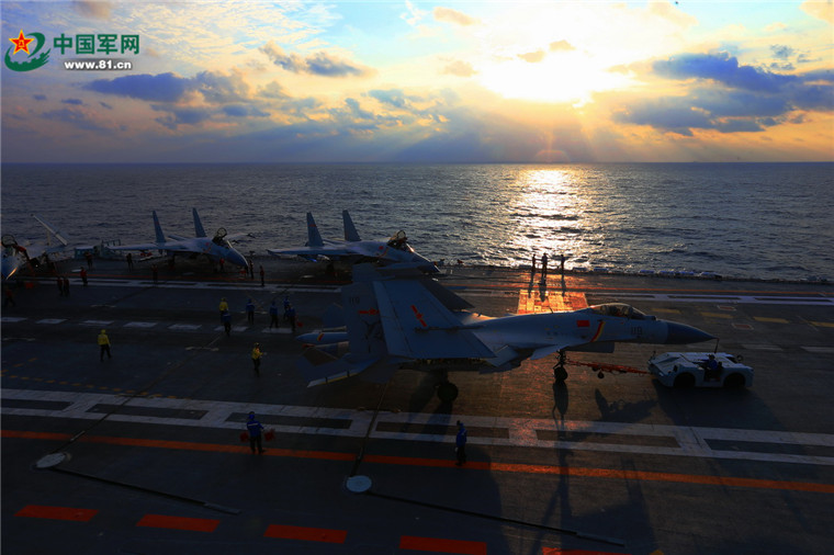 「遼寧」艦隊が遠洋で訓練　海軍創設69周年を祝う
