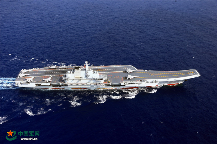 「遼寧」艦隊が遠洋で訓練　海軍創設69周年を祝う