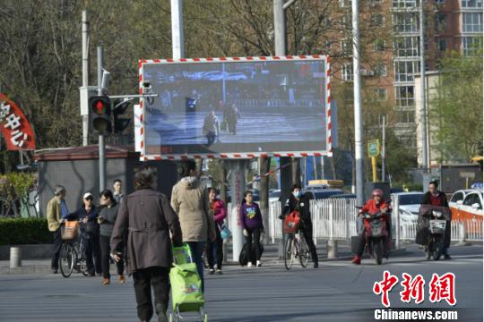 北京初、信号無視行為を映し出すスクリーン登場！