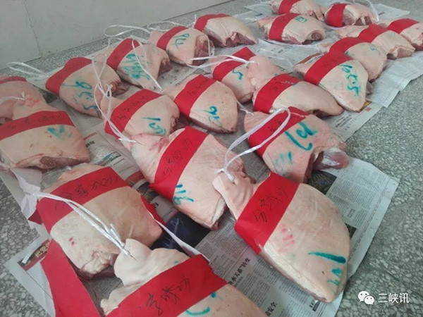 重慶の高校で成績優秀な学生に豚肉贈呈、両親への感謝をこめて