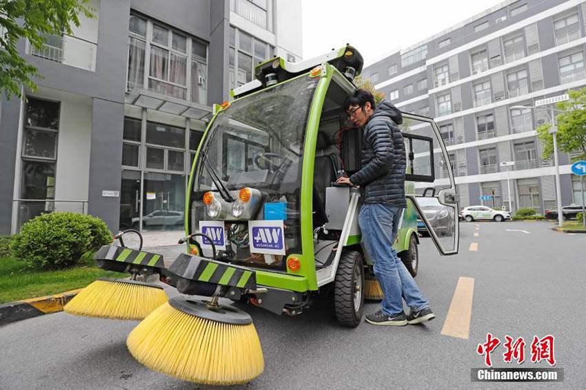 世界初の自動運転清掃車が上海市に登場
