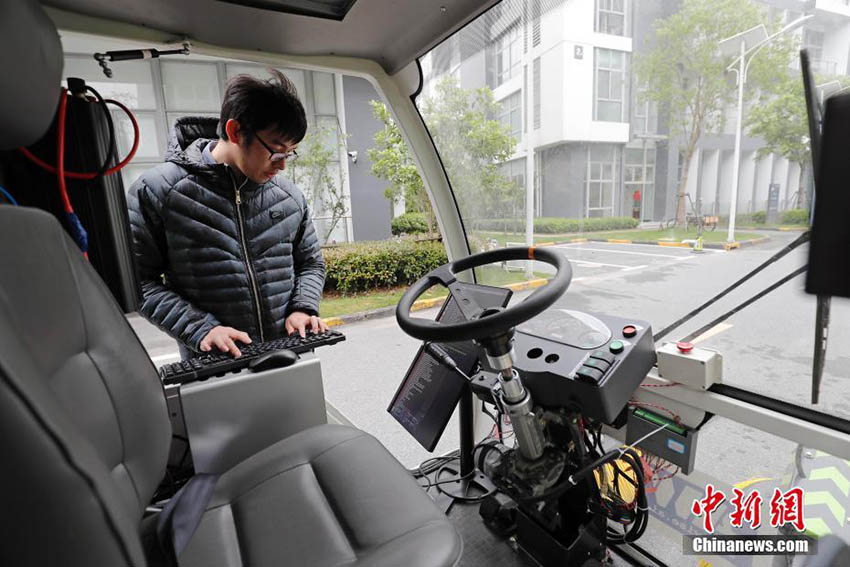世界初の自動運転清掃車が上海市に登場