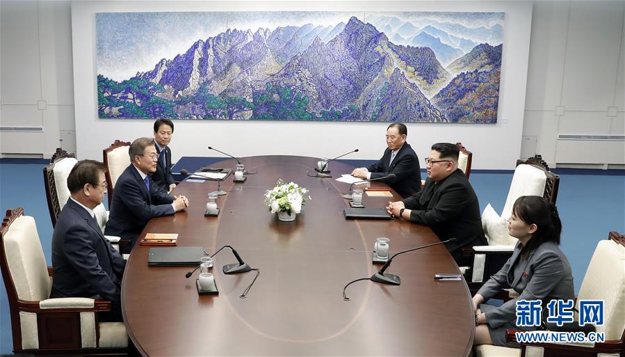 韓朝首脳が軍事境界線を越え握手　各国は会談の成果に期待