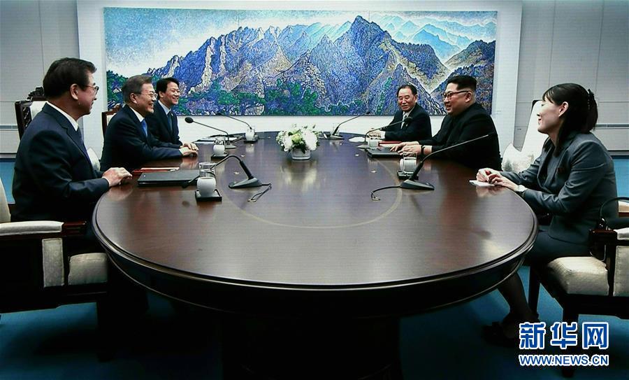 韓朝首脳が軍事境界線を越え握手　各国は会談の成果に期待