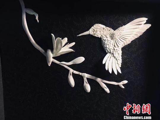 紙で創り上げるロマンチックな世界　重慶大生の紙彫刻
