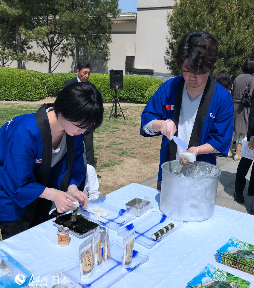 在中国日本大使館の「春の交流会」　企業や地方自治体の特産品並ぶ