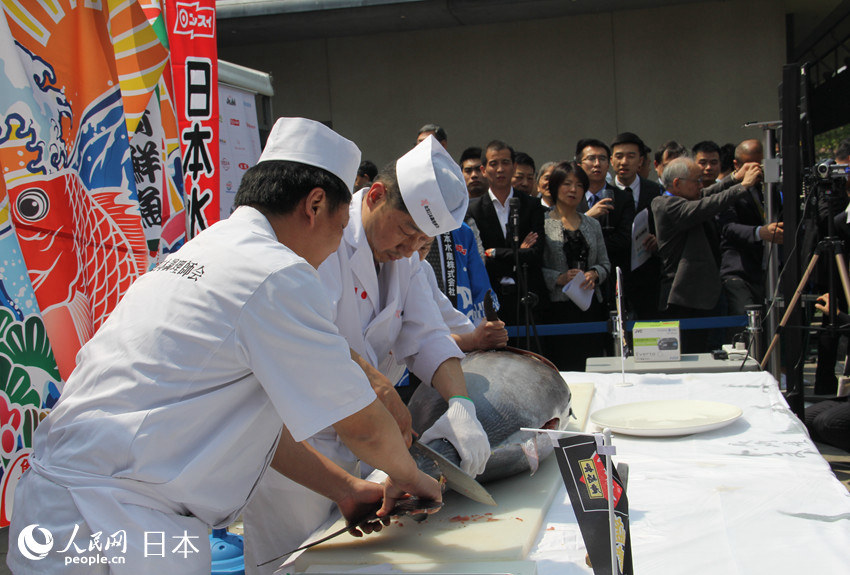 在中国日本大使館の「春の交流会」　企業や地方自治体の特産品並ぶ