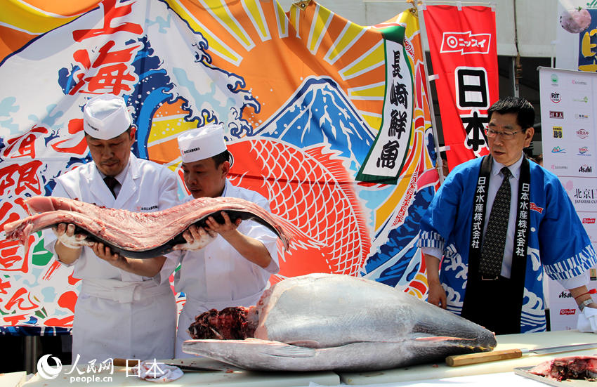 在中国日本大使館の「春の交流会」　企業や地方自治体の特産品並ぶ