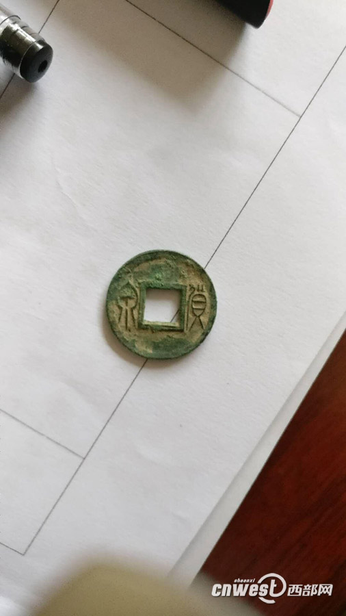 陝西省で2千年前の銭を保管した穴蔵から埋蔵銭200キロを発掘