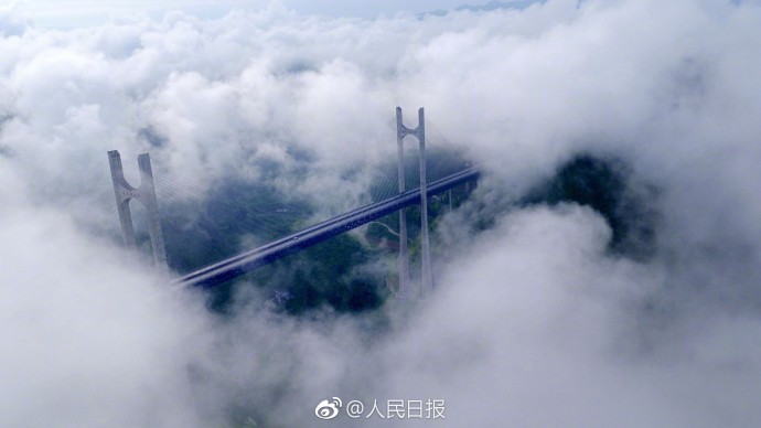貢水河にかかる大橋に立ち込める雲霧　湖北省