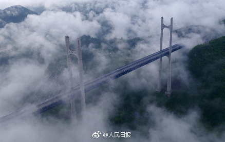 貢水河にかかる大橋に立ち込める雲霧　湖北省