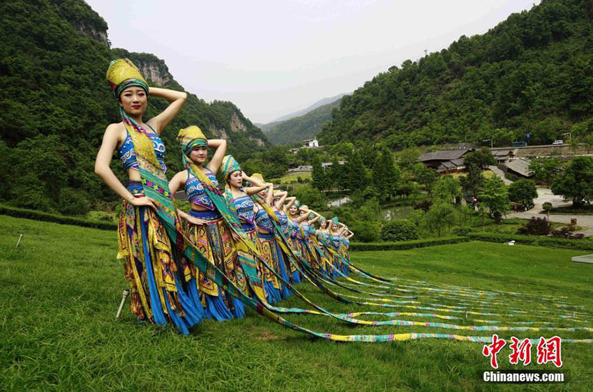 張家界市武陵源で見事なショーを披露するミャオ族の女性たち　湖南省
